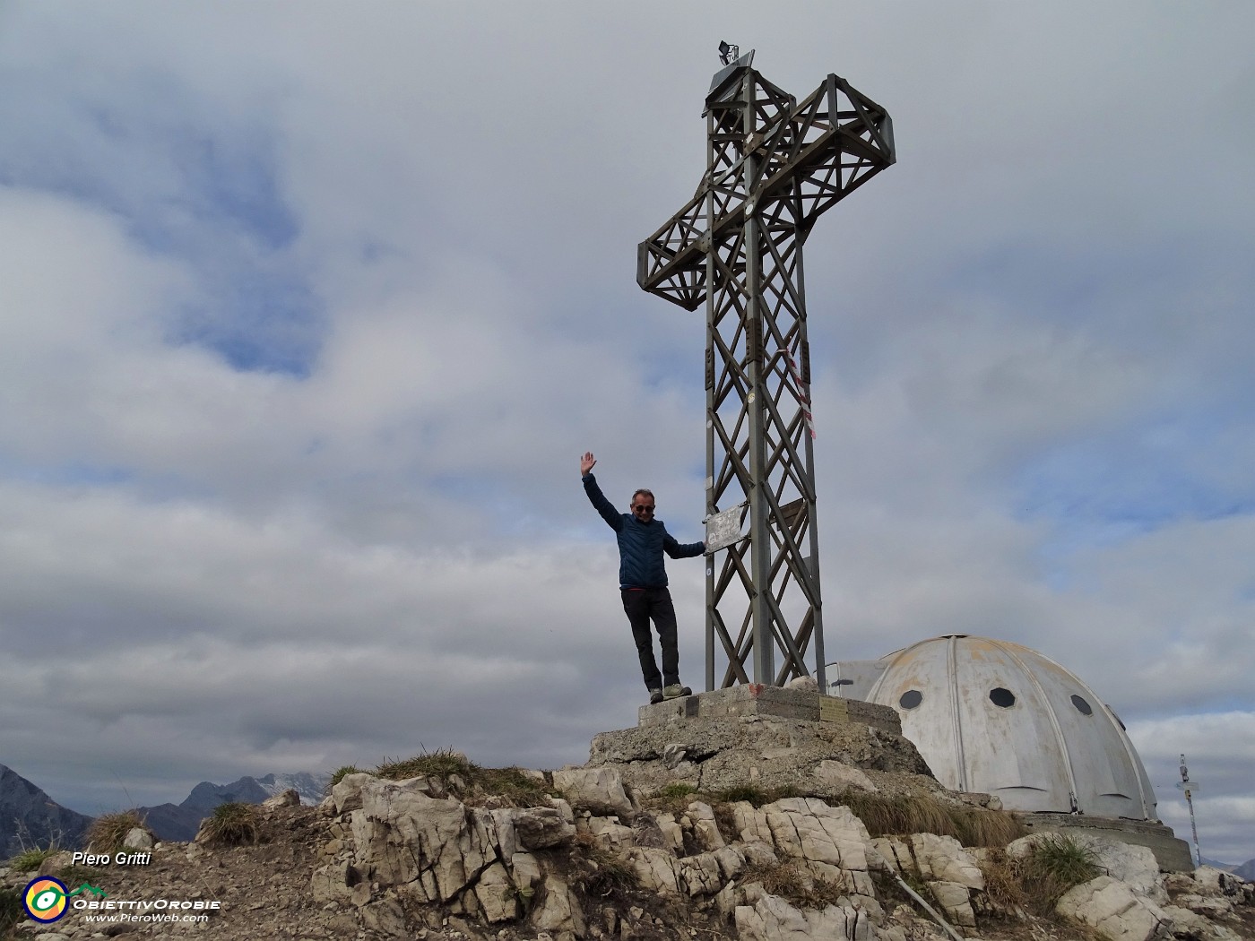 75 Alla croce di vetta del Due Mani (1656 m).JPG